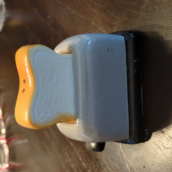 Salt & Pepper shaker set Bread and Toaster Kitschy Retro - Picture 3 of 6